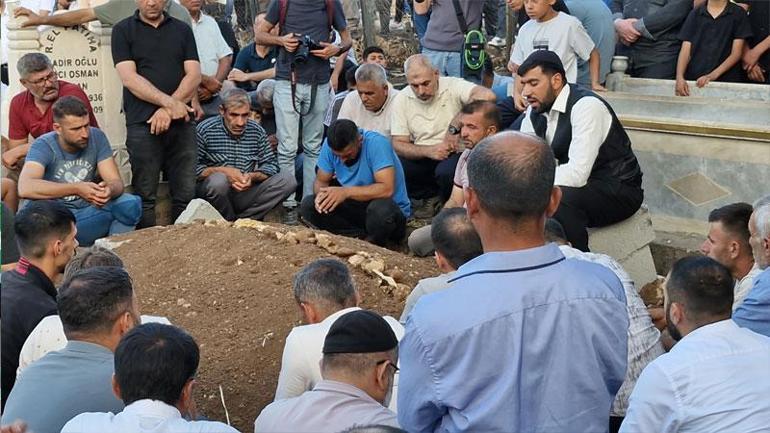 Diyarbakır'daki yangında ölen amca ve yeğen, yan yana toprağa verildi