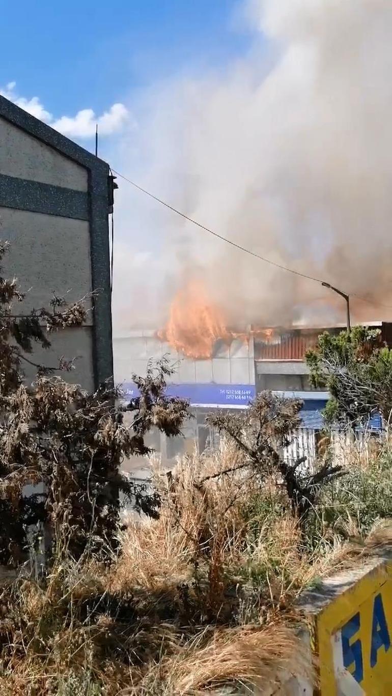 Sultangazi'de sanayi sitesinde yangın