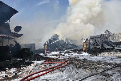 İzmir'de ot yangını fabrikaya sıçradı