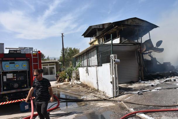 İzmir'de ot yangını fabrikaya sıçradı