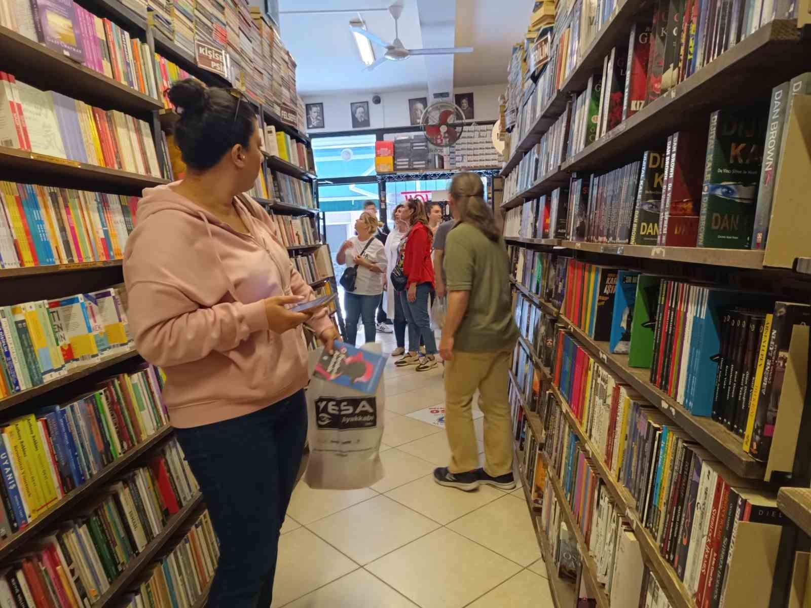 Havaların ısınıp turizm sezonun başlaması ve okulların kapanmasına yakın kitap satışları arttı