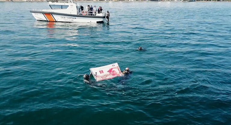 Şarköy açıklarında batık gemiye dalıp Türk bayrağı açtılar