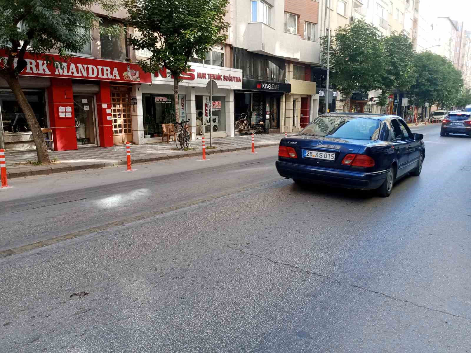 Atatürk Caddesi’ne konulan dubalar tartışma konusu oldu