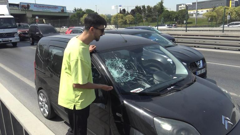 Avcılar D-100’de otomobilin önünü kesip sopayla camlarını kırdı