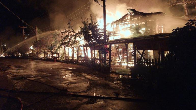 Olimpos'taki ünlü ağaç evler ikinci kez tamamen yandı