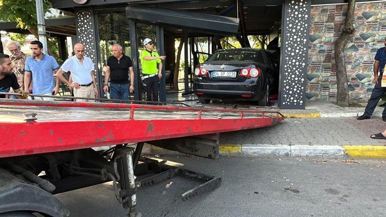 Kartal’da fren yerine gaza basan sürücü otomobiliyle kafeye girdi