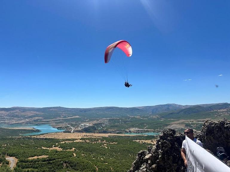Tunceli Valisi Tekbıyıkoğlu, festivalde yamaç paraşütü yaptı