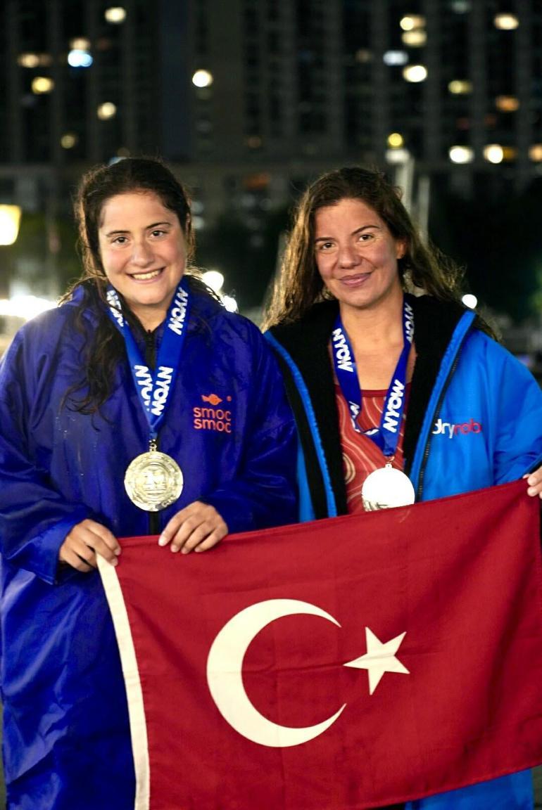 Aysu Türkoğlu ve Yasemin Altıntaş “20 Bridges Swim yüzüşünü tamamladı