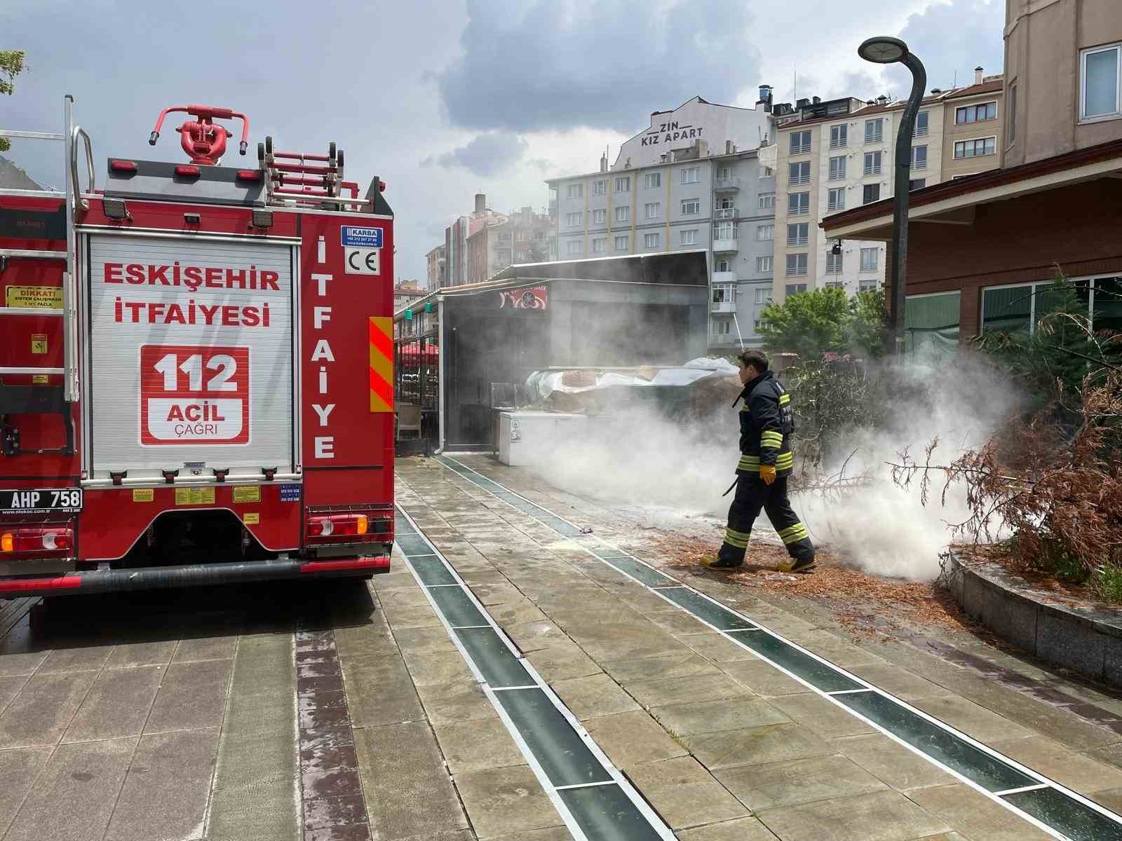 Eskişehir’de sokak lambasından kaynaklı yangın paniğe neden oldu