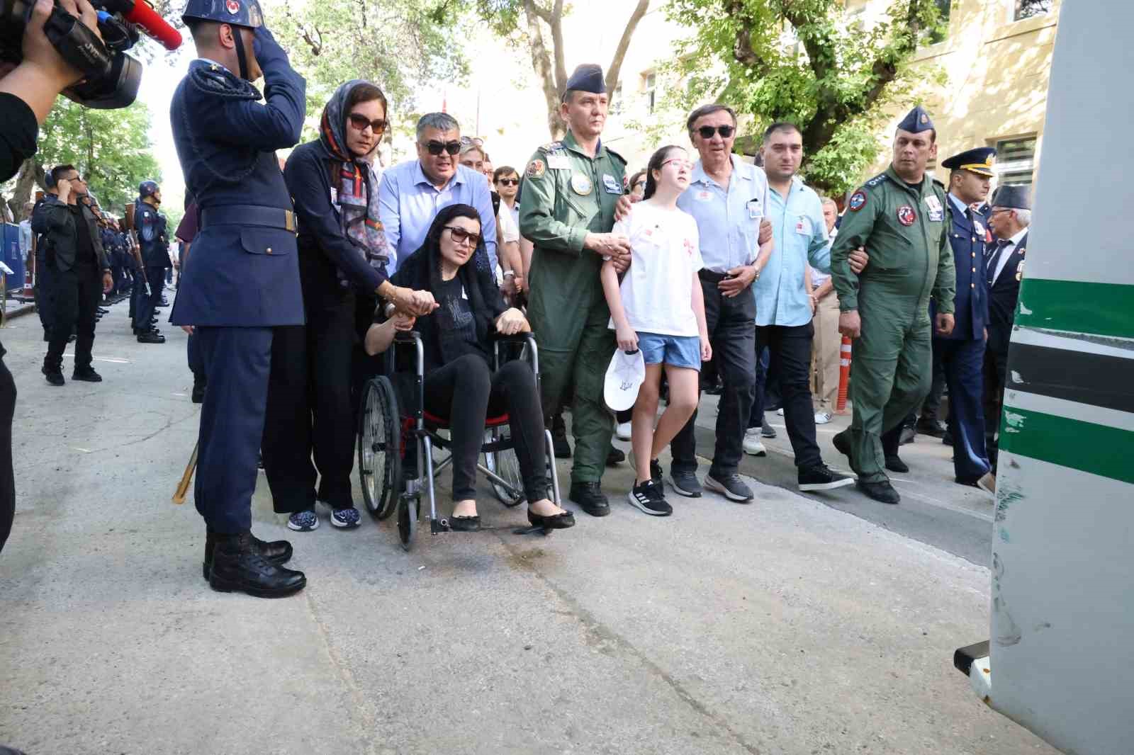 Şehit Pilot Albay Gökhan Özen gözyaşlarıyla son yolculuğuna uğurlandı