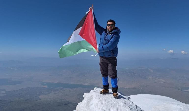 Ağrı Dağı'nın zirvesinde Türk ve Filistin bayrakları açtılar