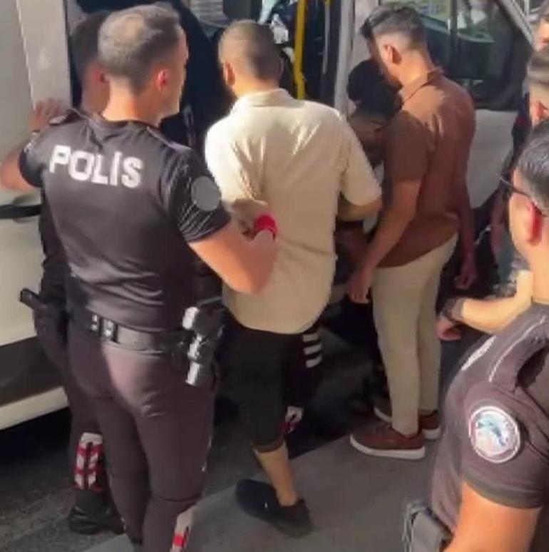 Avcılar'da metrobüs durağında 25 kaçak göçmen yakalandı