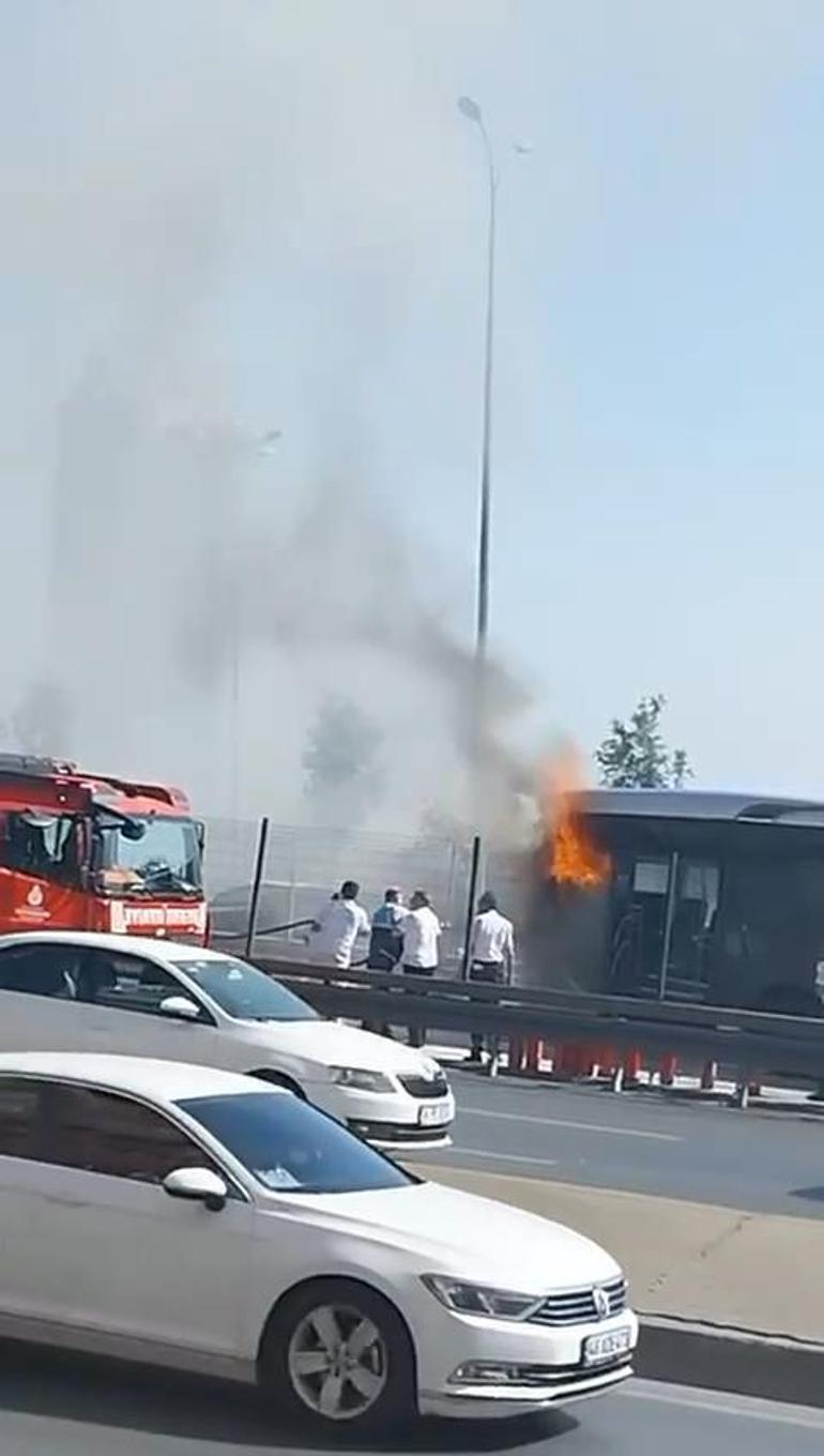 Esenyurt'ta metrobüste yangın