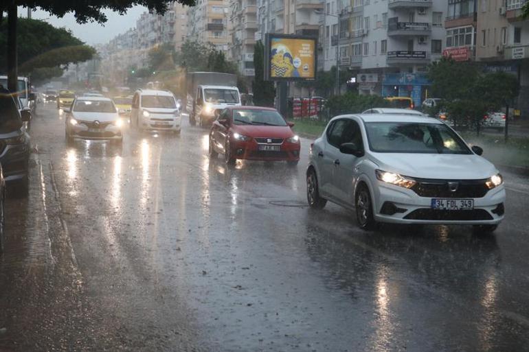 Antalya'da yağmur ve fırtına hayatı olumsuz etkiledi
