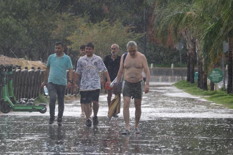 Antalya'da yağmur ve fırtına hayatı olumsuz etkiledi