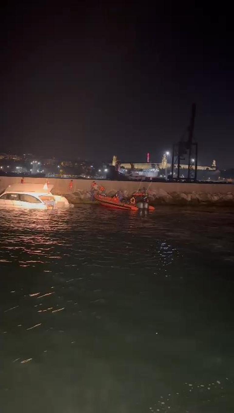 Kadıköy Haydarpaşa'da batmak üzere olan teknedeki 10 kişi kurtarıldı