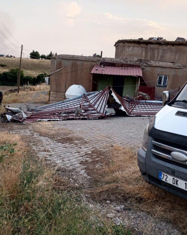 Diyarbakır'da kuvvetli rüzgarın devirdiği minare, evin üzerine düştü