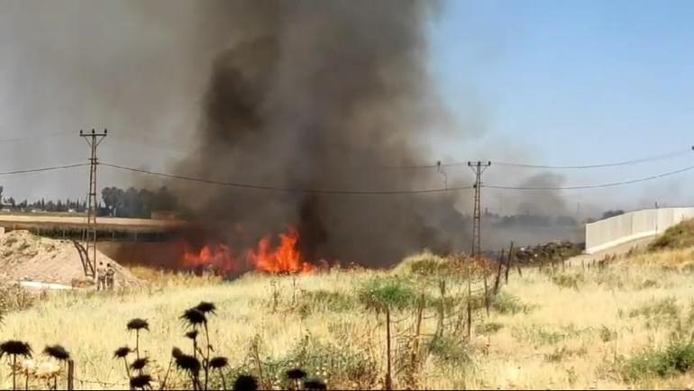 Mayın döşenmiş sınır bölgesinde anız yangını