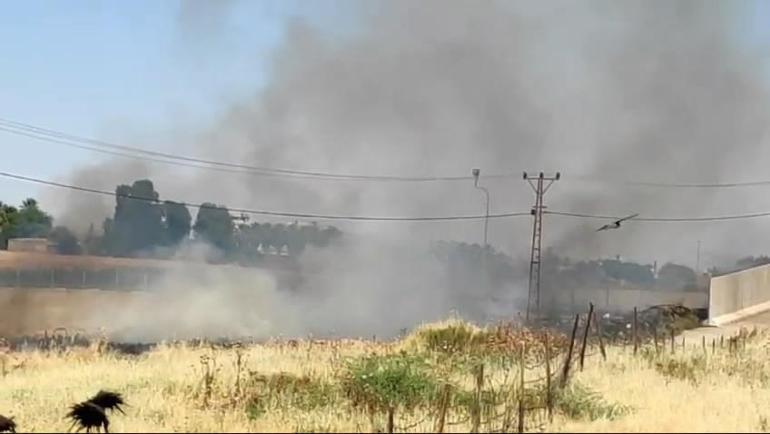 Mayın döşenmiş sınır bölgesinde anız yangını