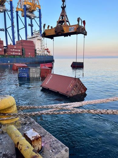 Ambarlı Limanı'nda yük gemisinden 28 konteyner denize düştü