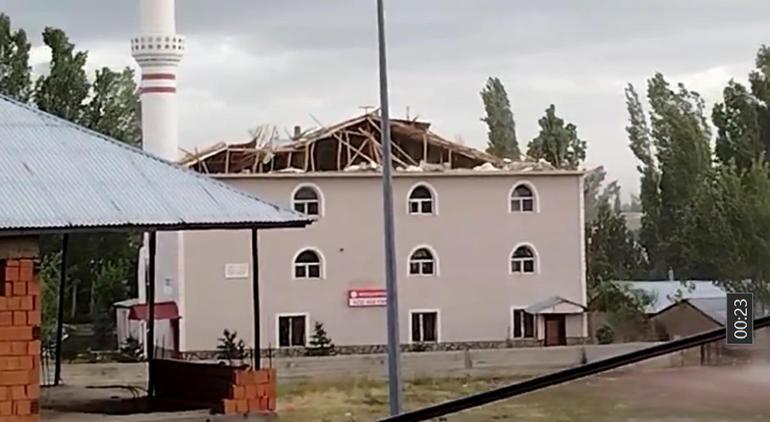Patnos'ta fırtına caminin çatısını uçurdu; o anlar kamerada