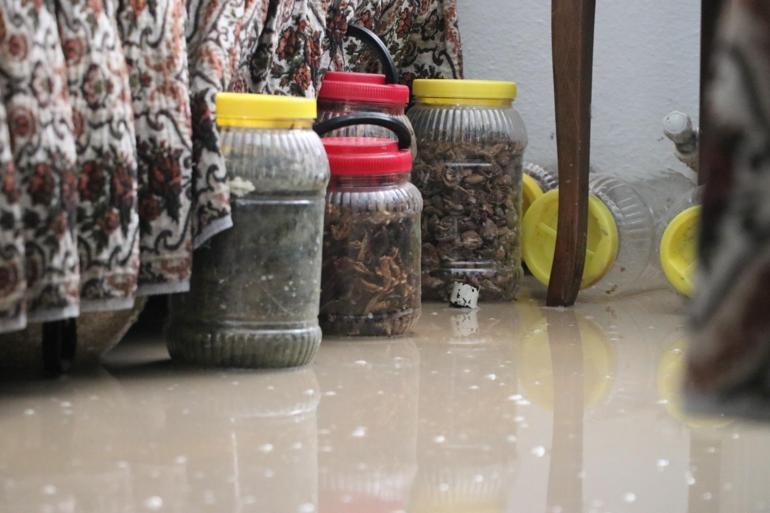 Ankara'da selden etkilenen evlerde temizlik çalışması