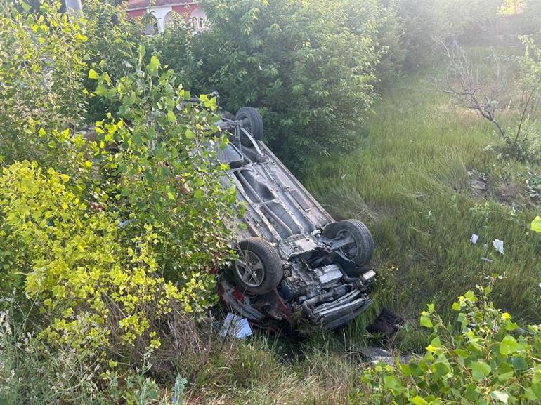 Sivas'ta hafif ticari araç, şarampole devrildi: 1'i ağır, 6 yaralı