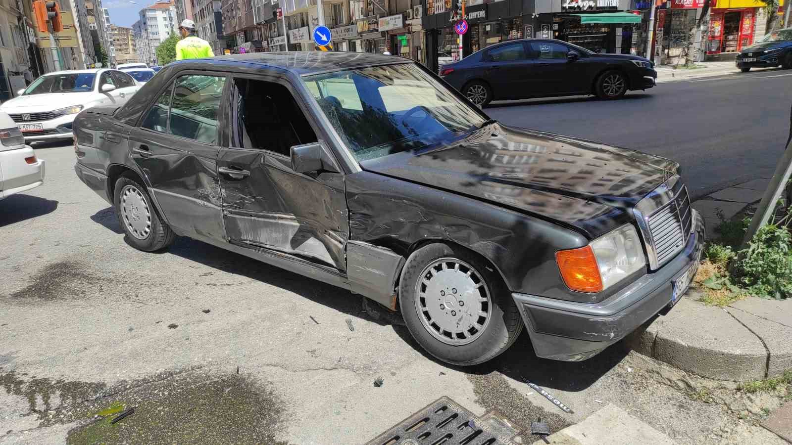 Kırmızı ışık ihlali yapan otomobilin sebep olduğu kaza güvenlik kamerasına yansıdı