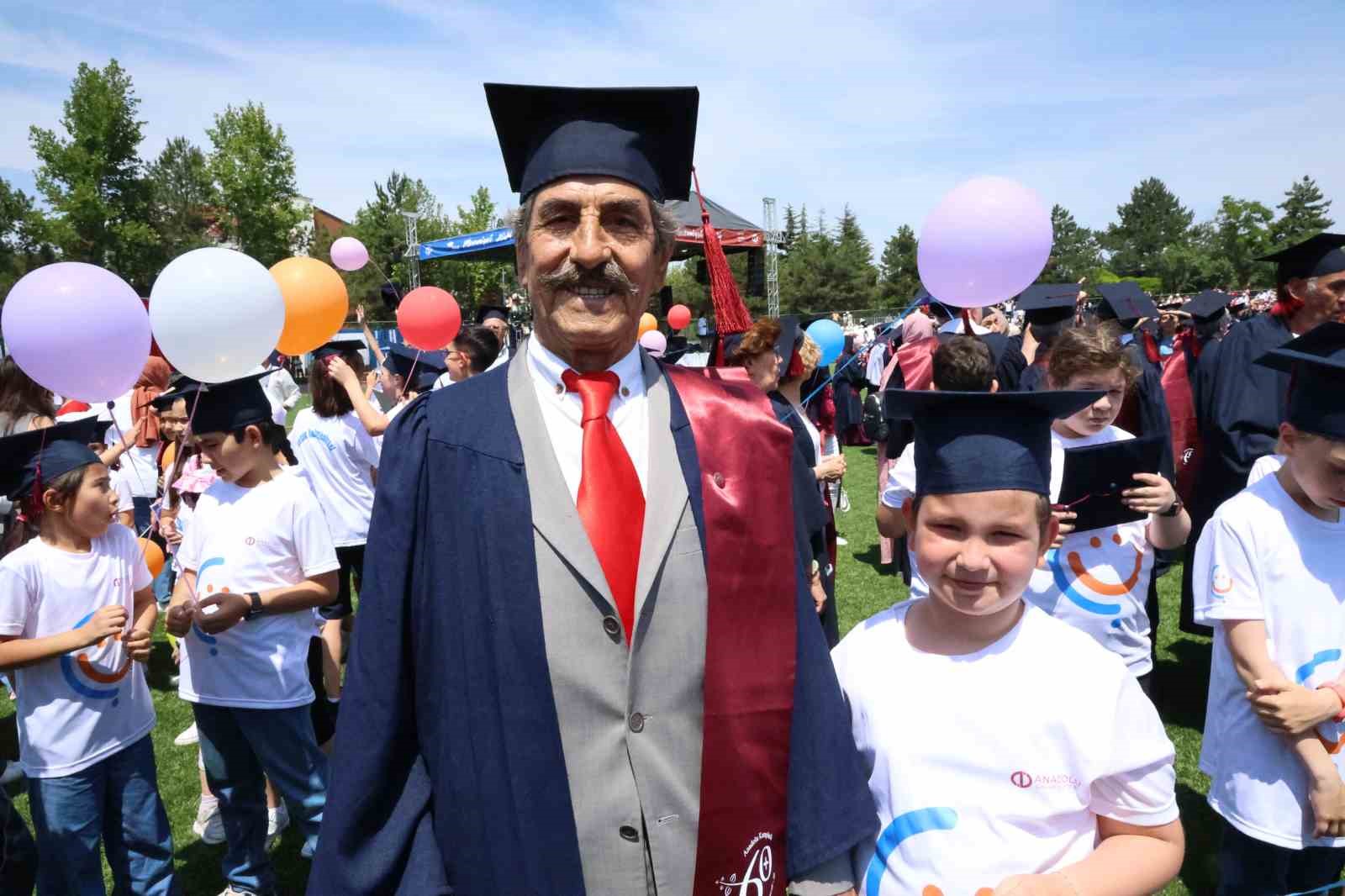 7’den 70’e mezuniyet sevinci yaşayan Anadolu Üniversitesi öğrencileri kep attı