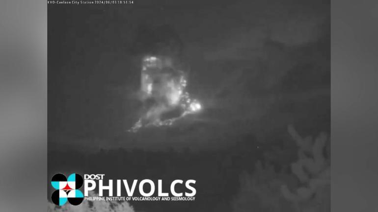 Filipinler’de yanardağda patlama