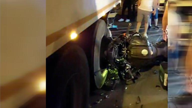 Kocaeli'de 2 kamyon ile 1 motosikletin karıştığı kazada 4 kişi ağır yaralandı