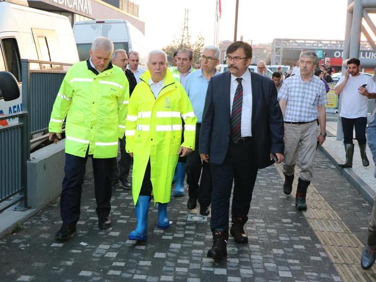 Bursa’yı vuran sağanak nedeniyle kente dönen Başkan Bozbey: Sorun çözüldü sebebi araştırılıyor