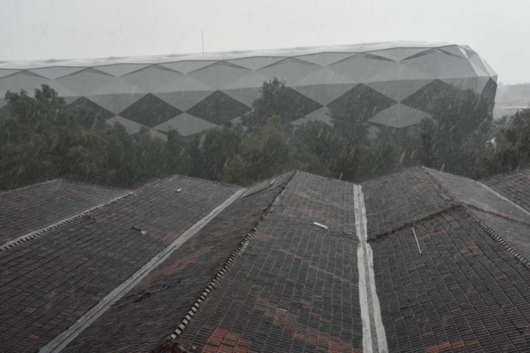 İzmir'de gök gürültülü sağanak; cadde ve sokaklar suyla doldu