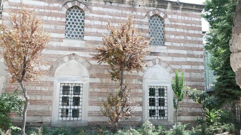 Fatih'teki 439 yıllık tarihi camiye plastik pencere