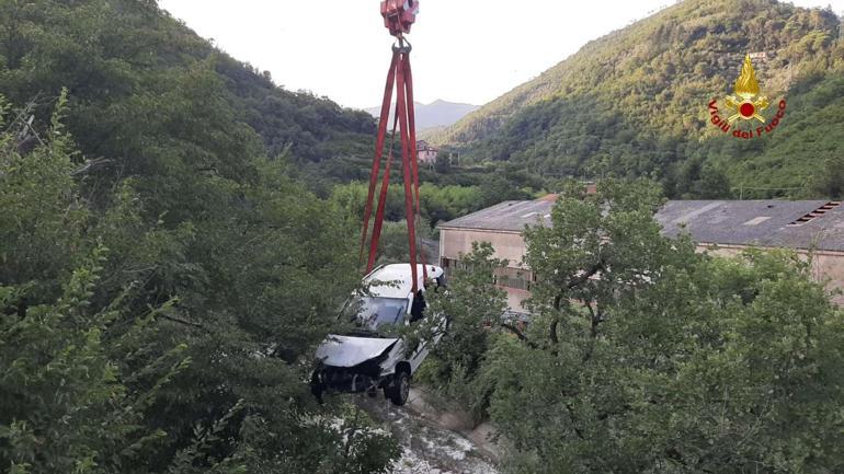 İtalyan itfaiyesi, köprüden nehre uçan araçtaki 3 yaralıyı kurtardı