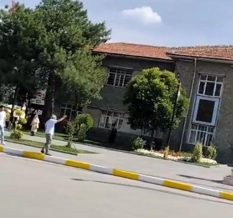 Elazığ'da Atatürk heykeline taşla saldıran şüpheli, adliyede