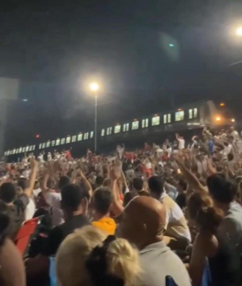 Bakırköy'de Marmaray milli maçı izlemek için durdu