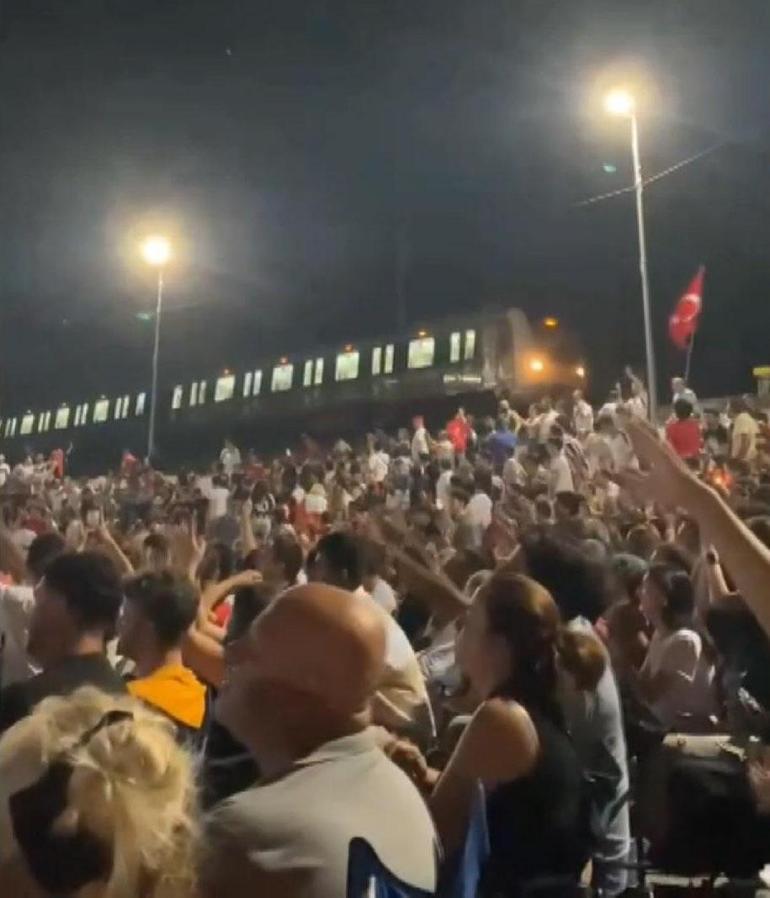 Bakırköy'de Marmaray milli maçı izlemek için durdu