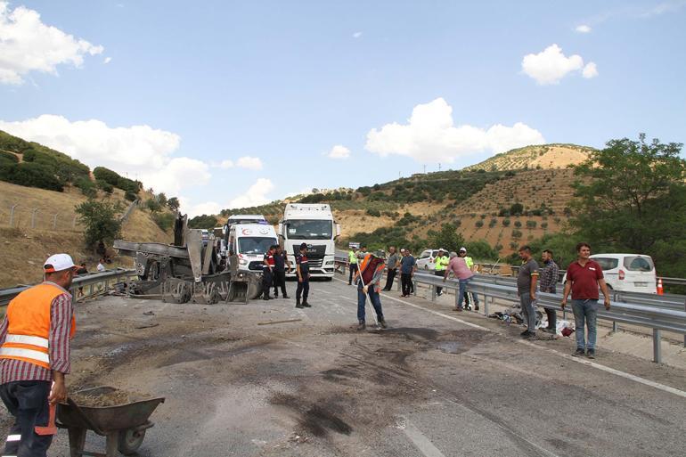 Manisa'da kamyon devrildi; 12 kilometrelik araç kuyruğu dronla görüntülendi