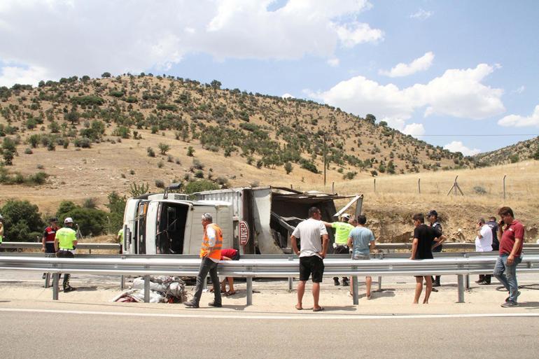 Manisa'da kamyon devrildi; 12 kilometrelik araç kuyruğu dronla görüntülendi