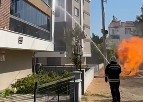 Altyapı çalışmasında patlatılan doğal gaz hattında çıkan yangın paniğe neden oldu