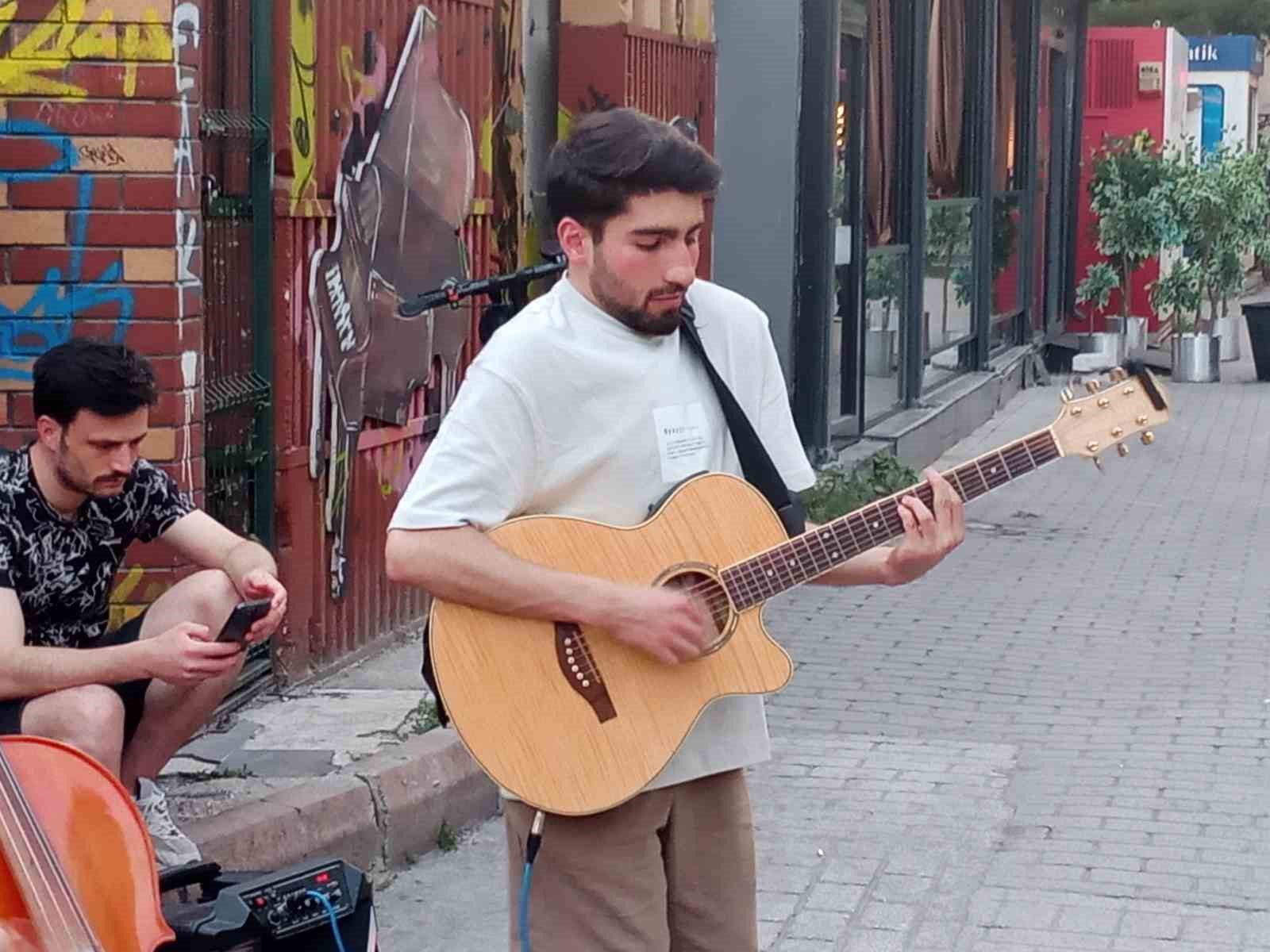 Sokak müzisyenleri tekrardan sahaya indi