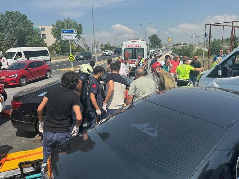 Tuzla'da kavşağa giren otomobil kaza yaptı: 2'si çocuk 3 yaralı