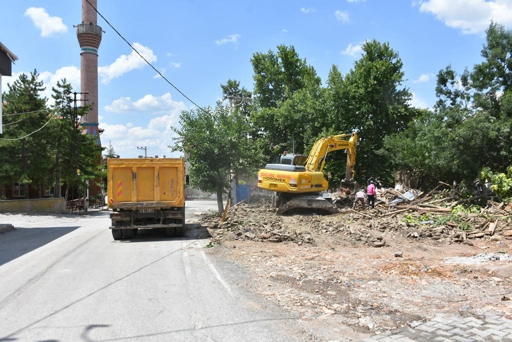 İnönü’de metruk evlerin yıkımı başladı