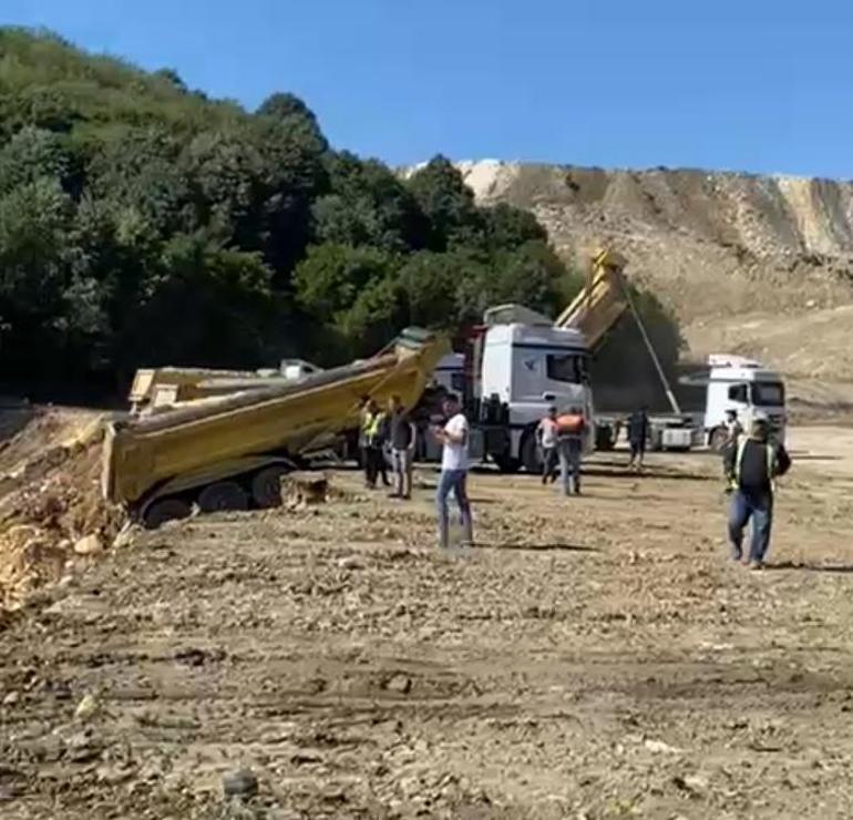 Sultangazi'de döküm sahasında toprak kaydı: 3 kamyon devrildi