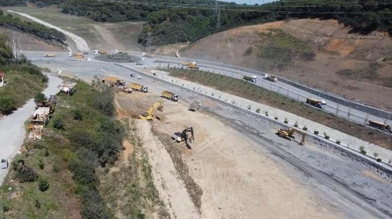 Sultangazi'de döküm sahasında toprak kaydı: 3 kamyon devrildi