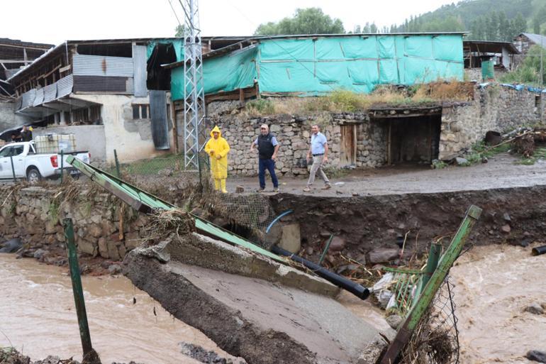 Oltu’da sel suları köprü yıktı, evleri su bastı
