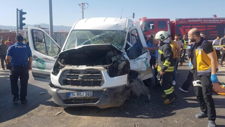 Gaziantep’te TIR ile minibüsün çarpıştığı kaza kamerada