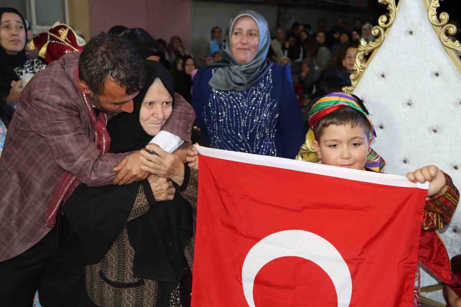 Şehidin emaneti şanlı Türk bayrağını torununa verdi