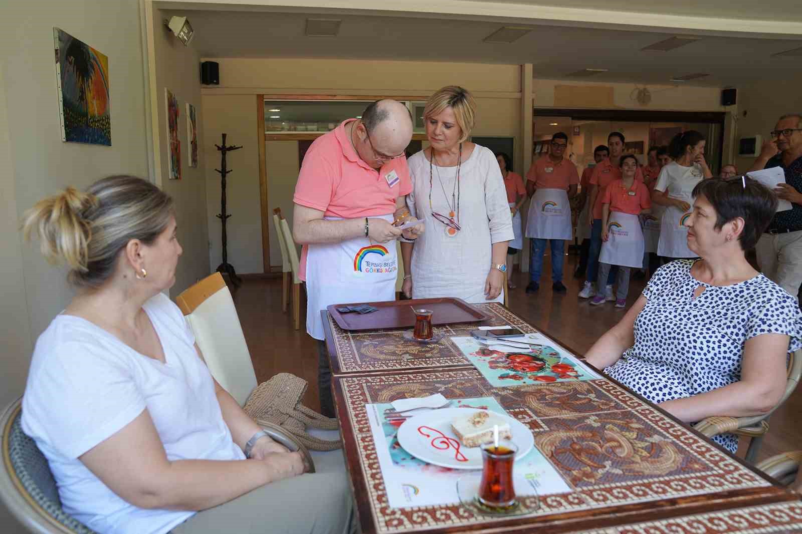 Özel bireylere garsonluk eğitimi